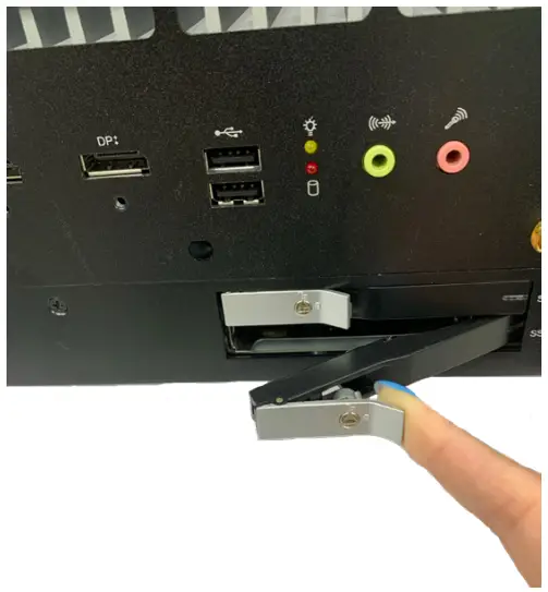 Inserting a 2.5" HDD/SDD