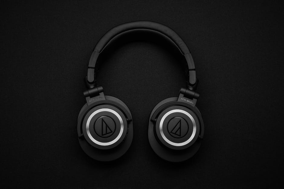 Step-by-step image guide on how to pair a Logitech G435 headset with a device